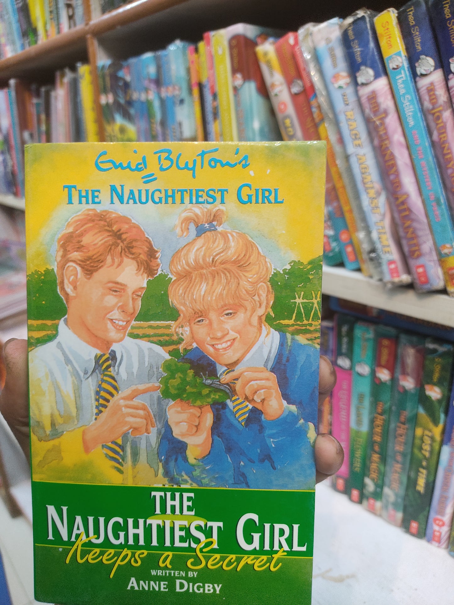 ENID BLYTON
NAUGHTIEST GIRL: 05: NAUGHTIEST GIRL KEEPS A SECRET