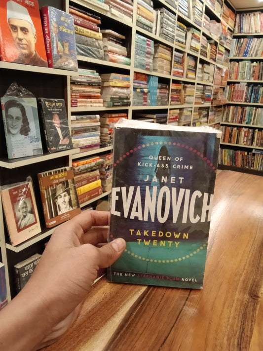 Tricky Twenty-Two: A sassy and hilarious mystery of crime on campus (Stephanie Plum 22)