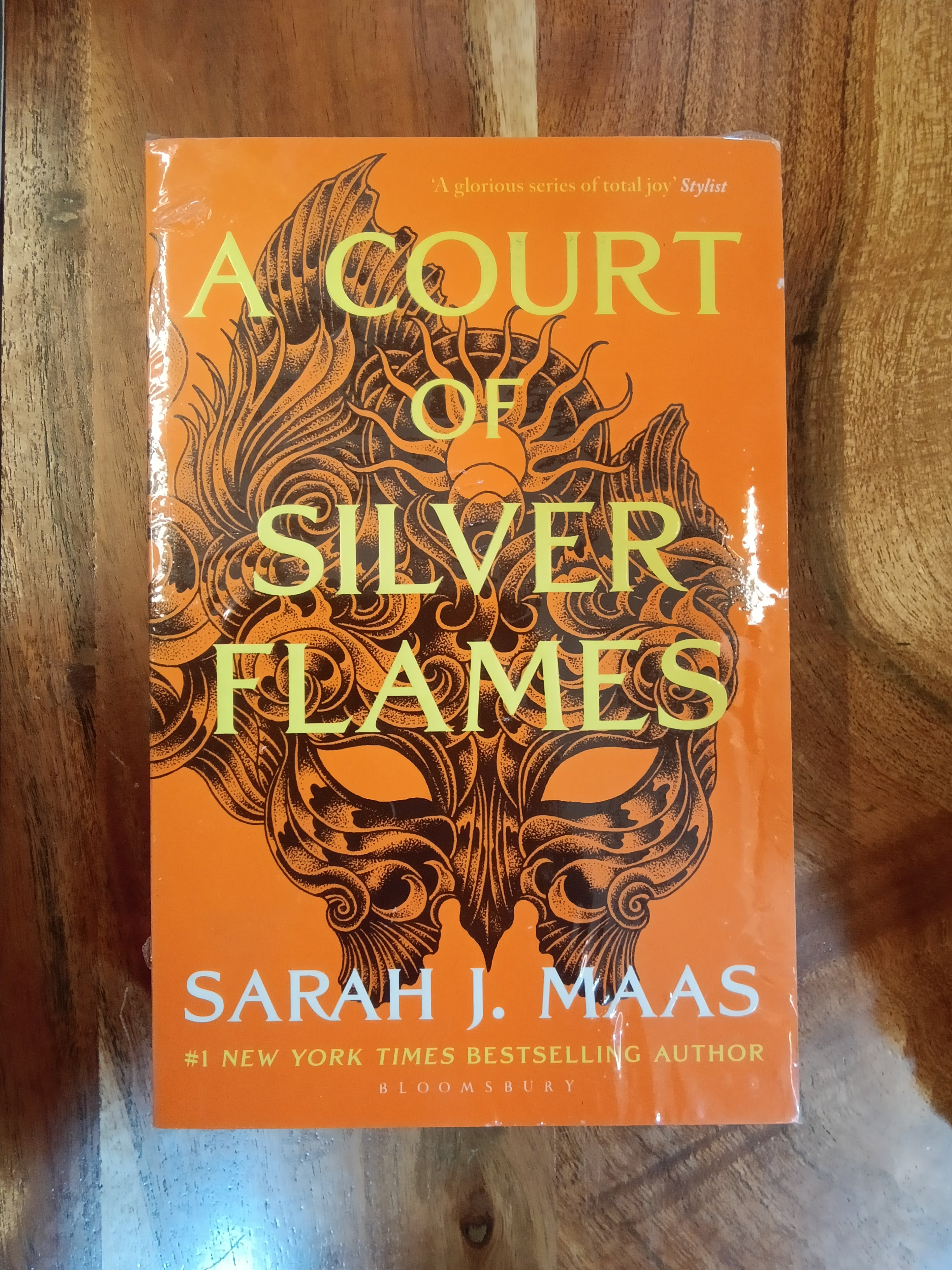 Sarah J. Maas
A Court of  Silver flames Paperback