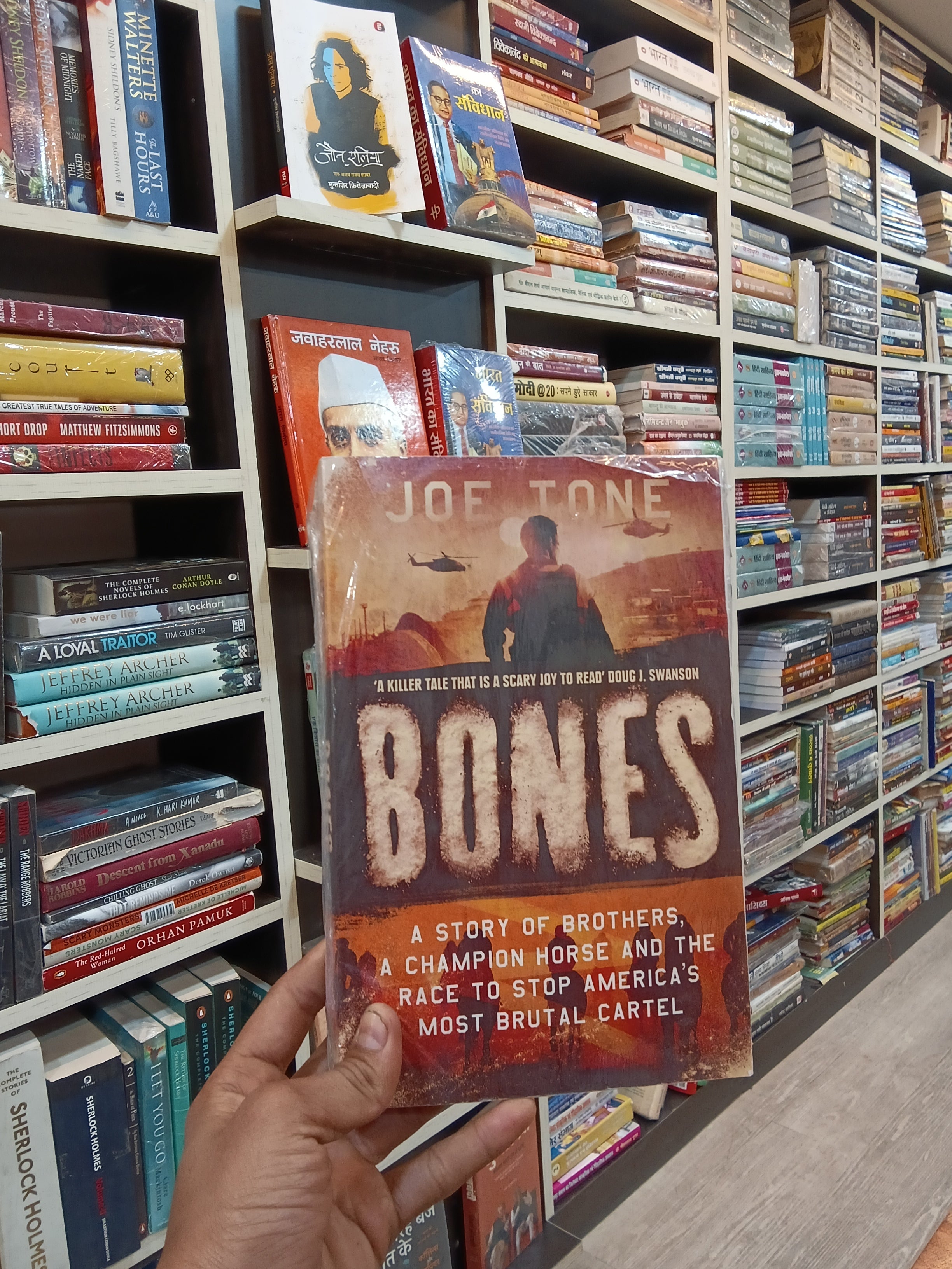 Bones: A Story of Brothers, a Champion Horse and the Race to Stop America's Most Brutal Cartel
Book by Joe Tone