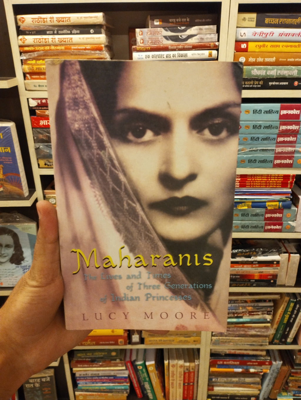 Maharanis: The Lives and Times of Three Generations of Indian Princesses (Grade:C)